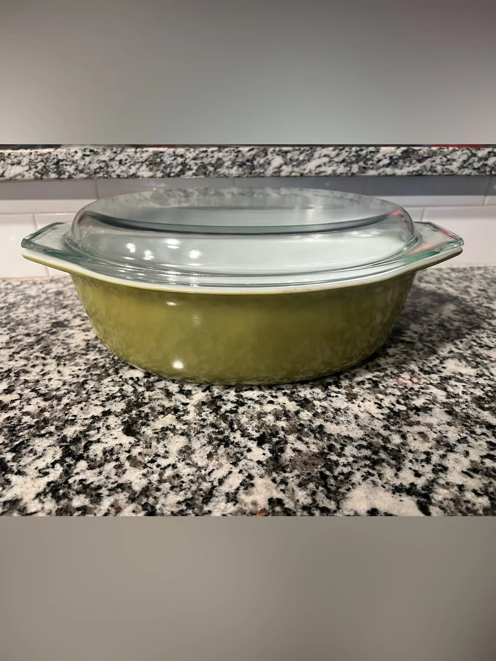 Pyrex Avocado Green 2 1/2 quart with Lid lid has a very small chip!